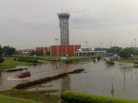 [bandara+banjir.jpg]