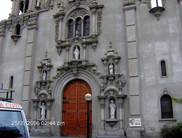 [Fachada+iglesia+de+la+Virgen+Milagrosa+-+Dtto.+Miraflores+-+Lima,+Peru+25-9-2006.JPG]