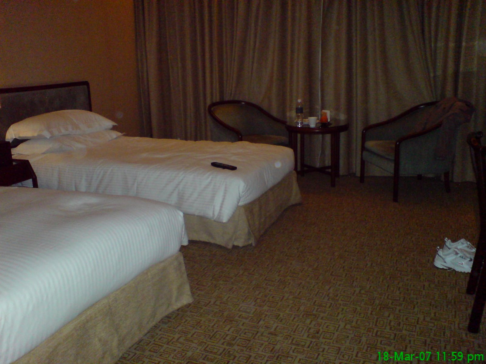 [hotel+room1.JPG]
