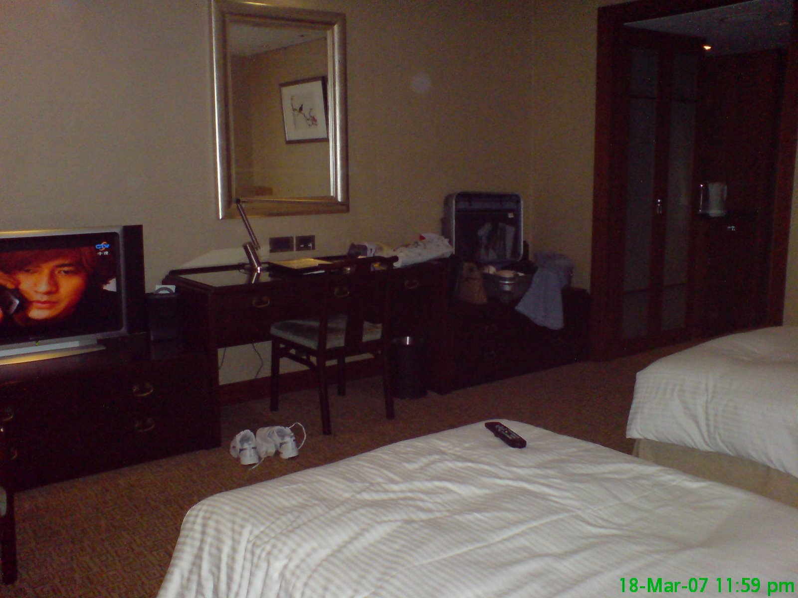[hotel+room.JPG]