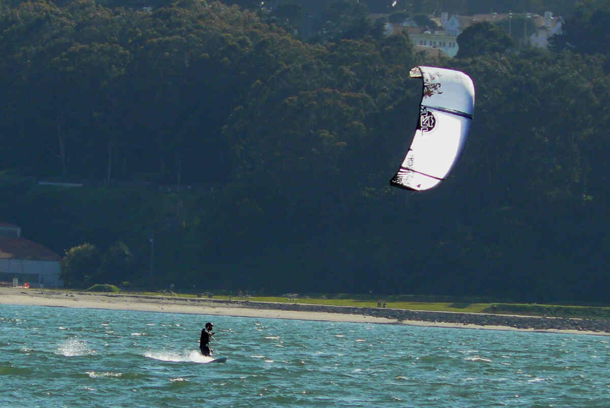 [13+kite+surfer.jpg]
