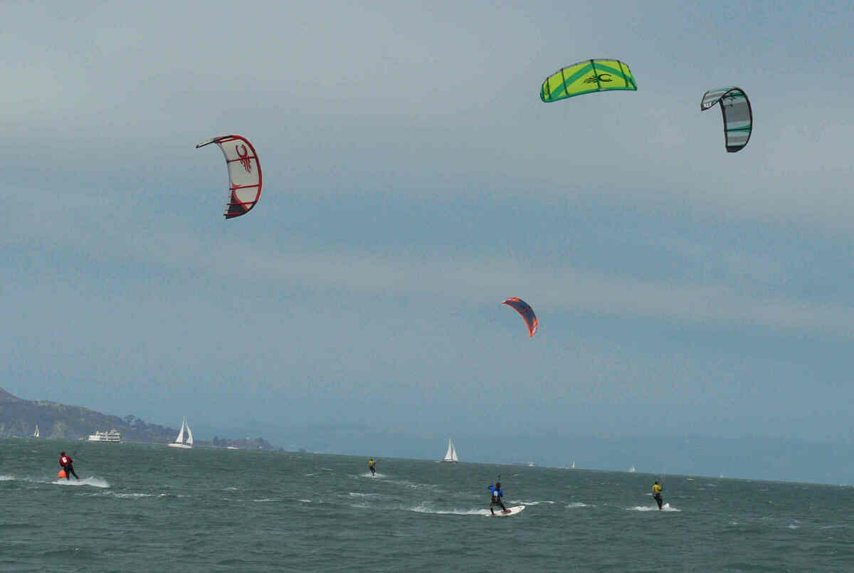 [47+kiteboarders+downwind.jpg]