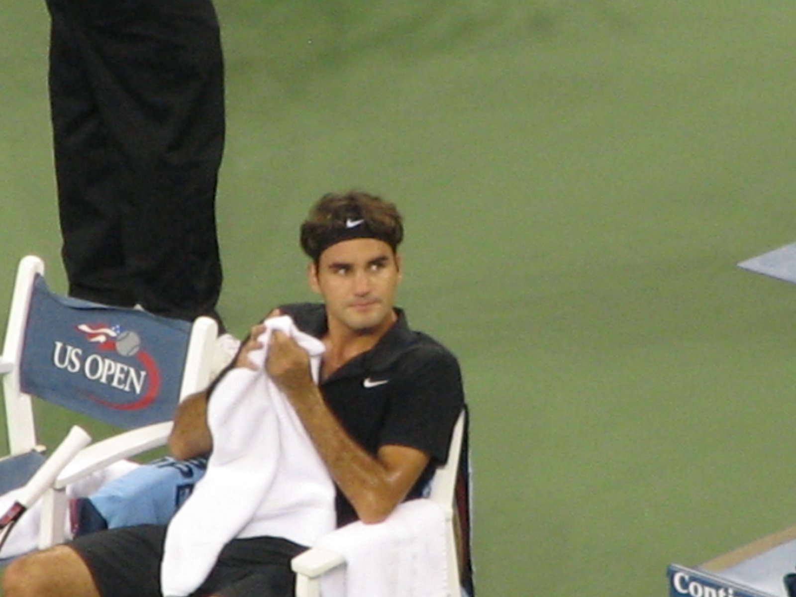 [US+Open+07_+77_Federer+during+break+in+the+match+against+Lopez.JPG]