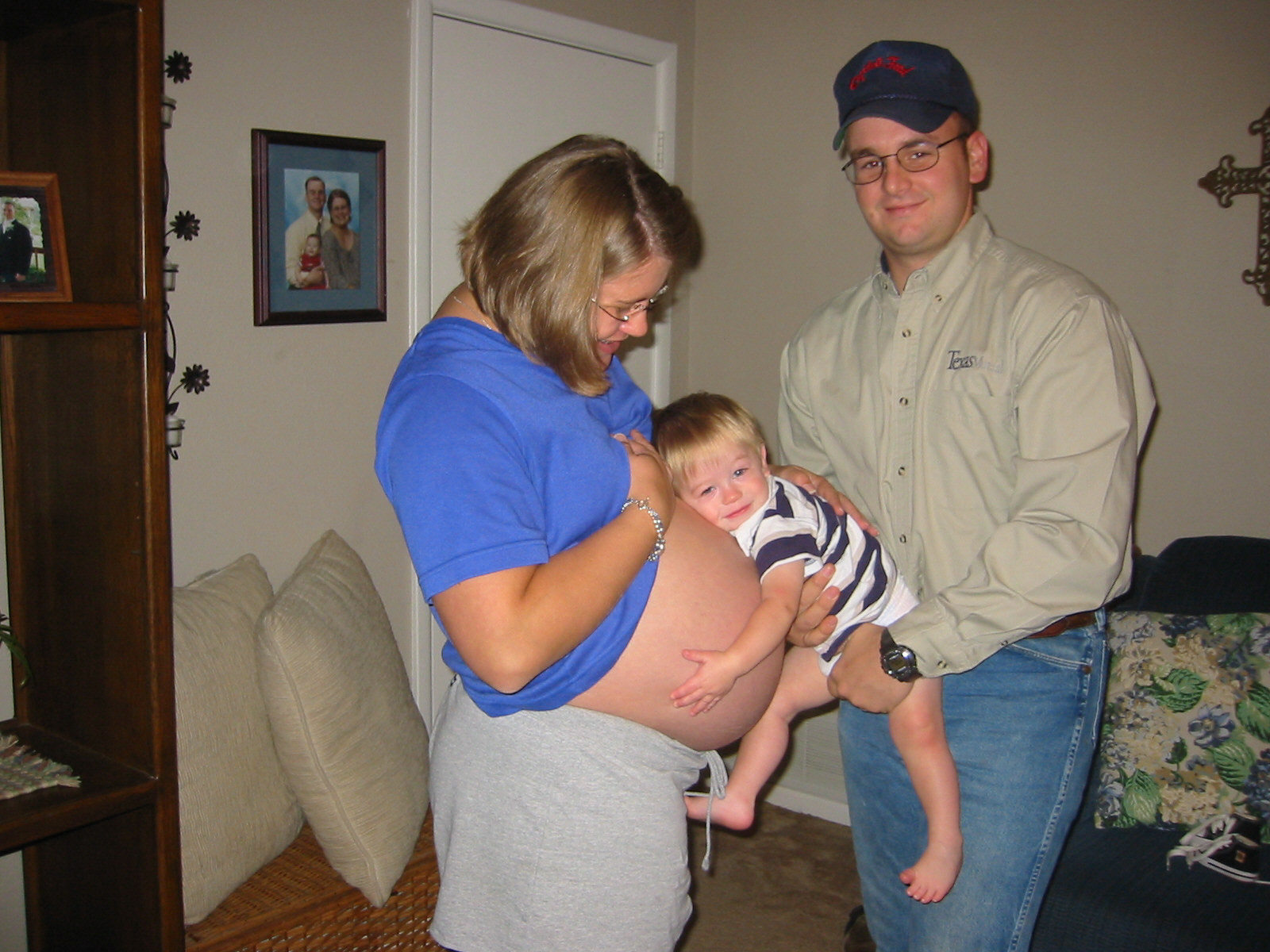 [10-03-04+Brendan+Hugs+Mommy's+Belly.jpg]