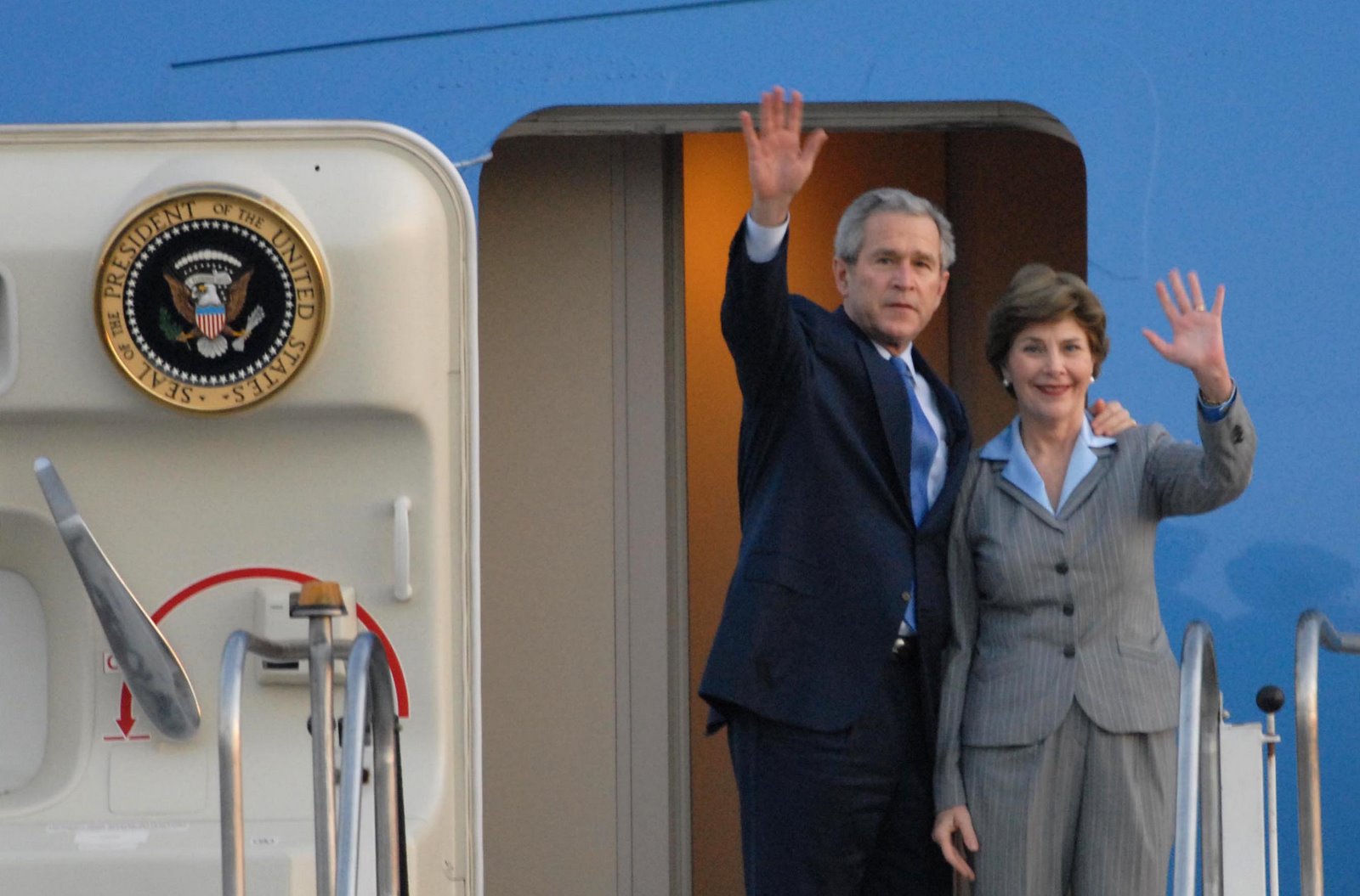 [George+W.+Bush+e+a+primeira-dama+Laura+Bush+.jpg]