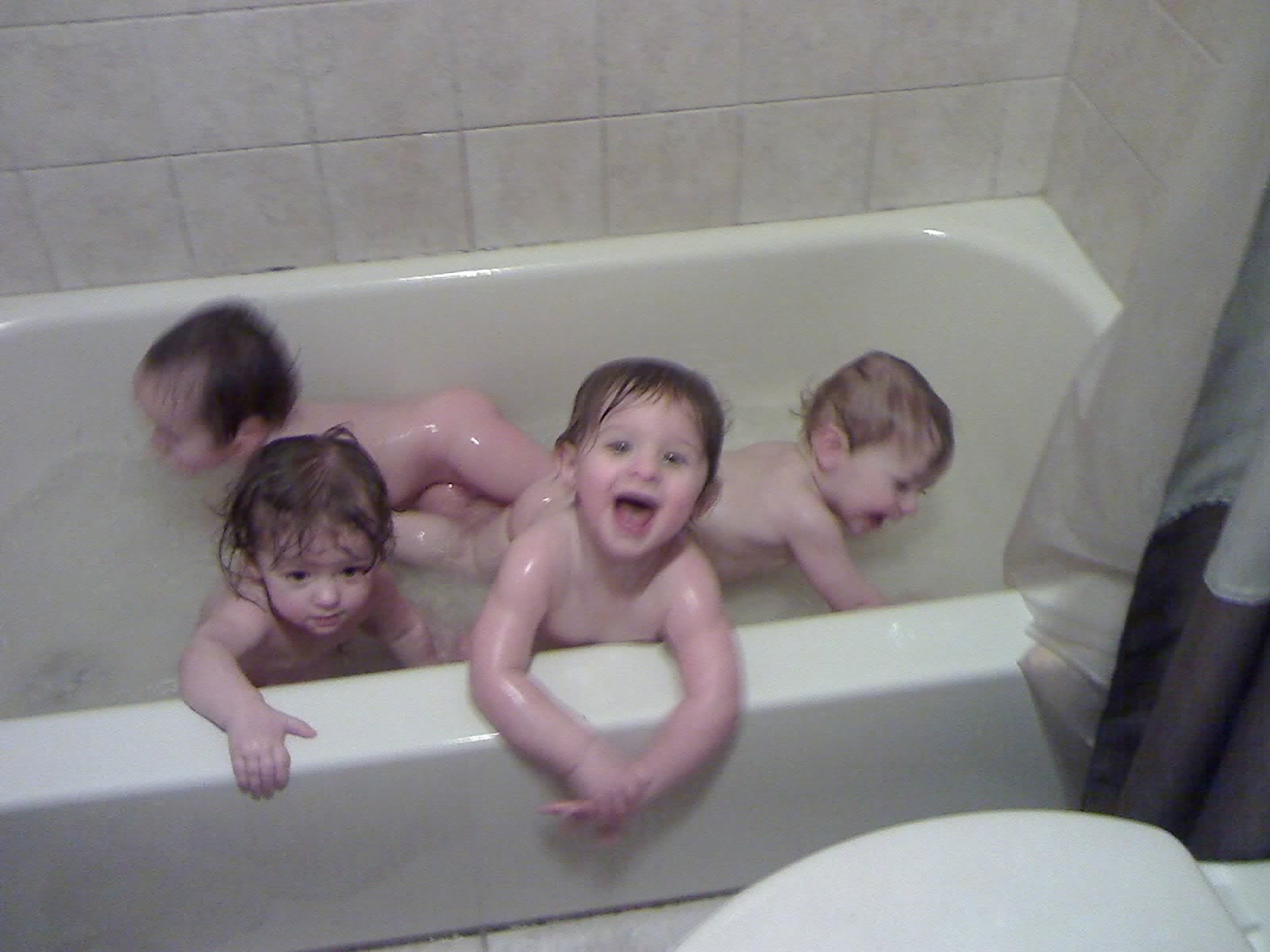 [babies+in+the+tub.jpg]
