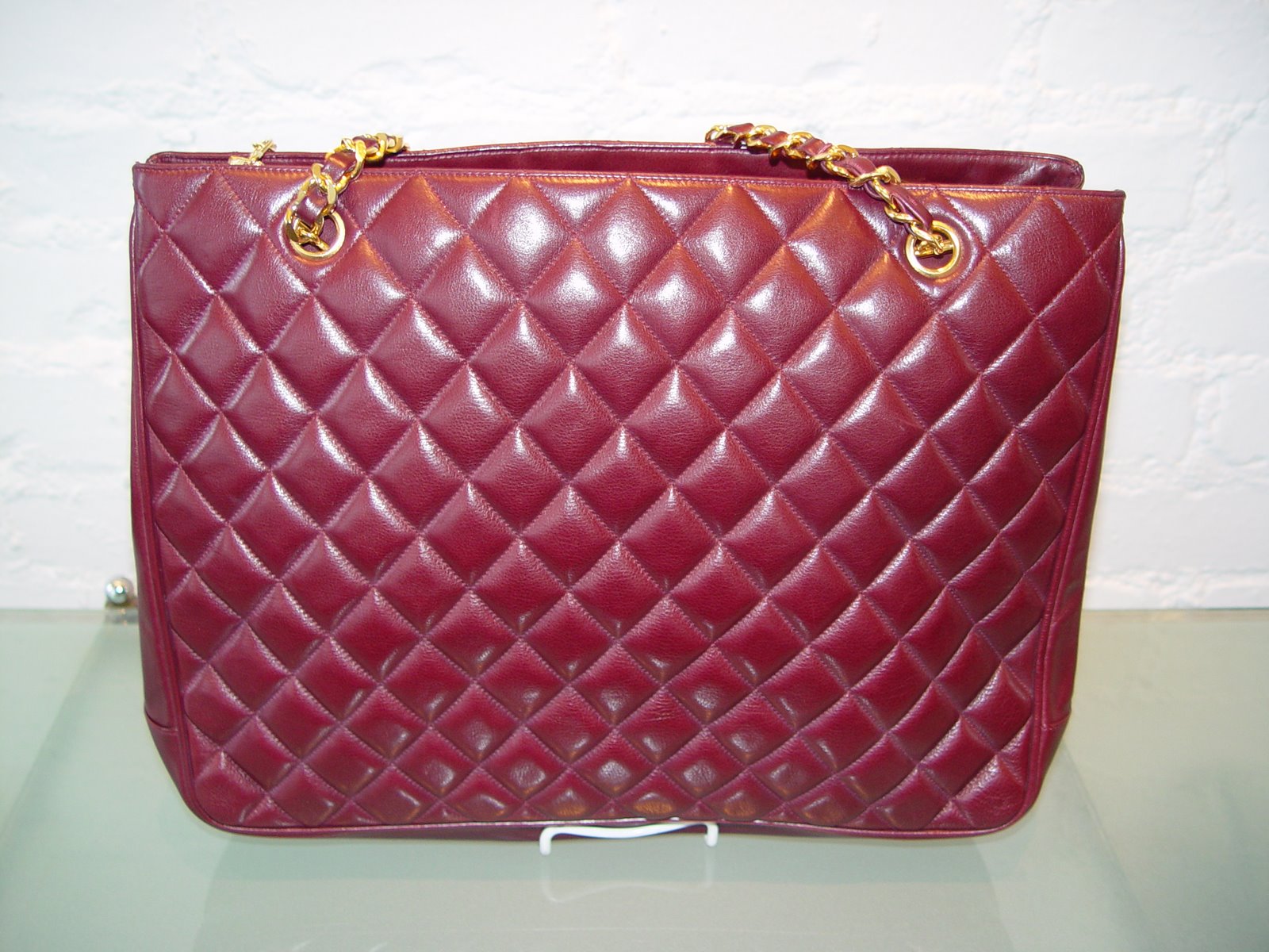 [CHANEL+BURGANDY+QUILTED+LEATHER+BAG+WITH+CC+AND+GOLD+CHAIN+HANDLE+-+2.JPG]