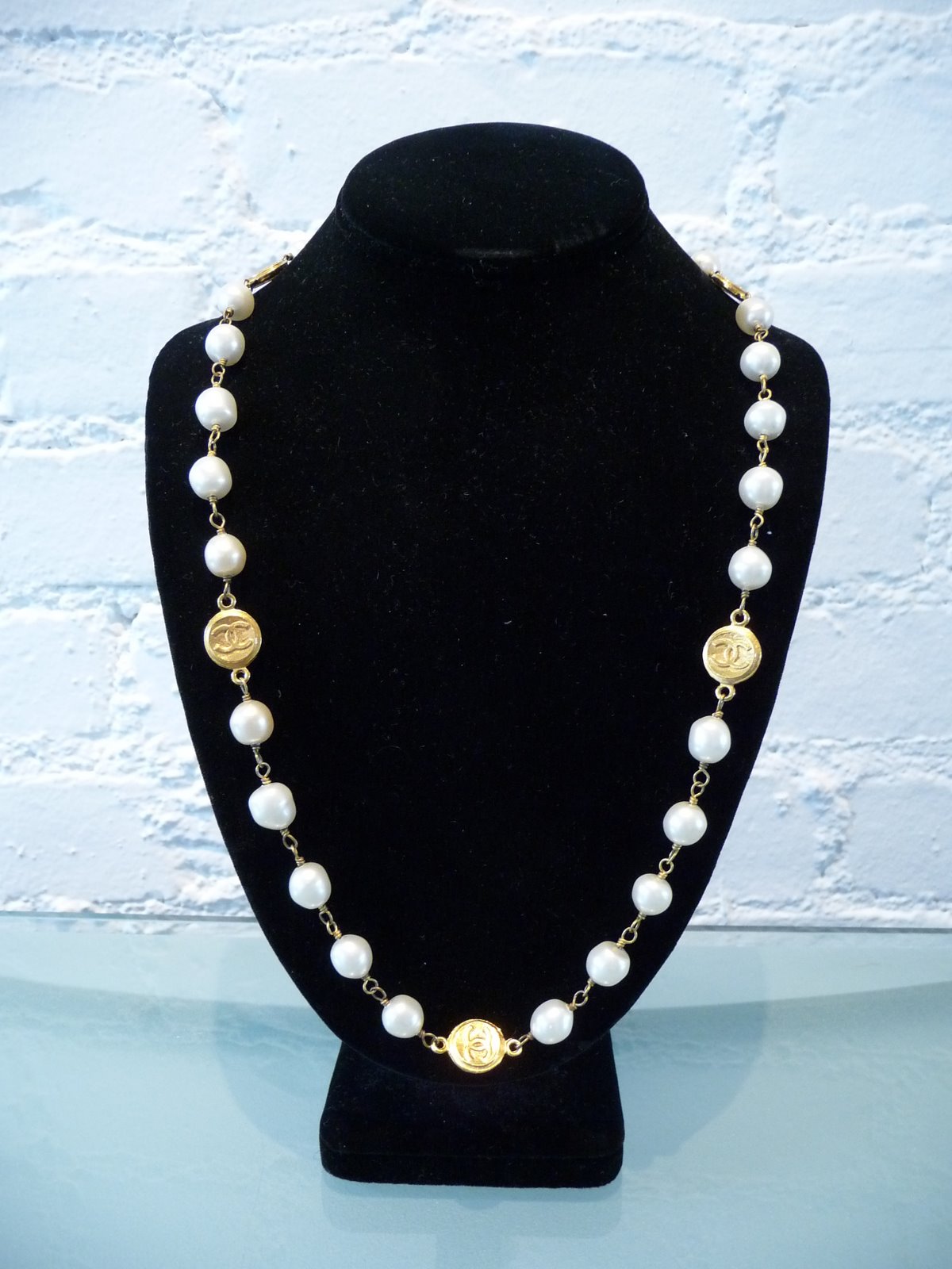 [CHANEL+PEARLS+WITH+CC+BUTTON+36+INCHES.JPG+(1).JPG]