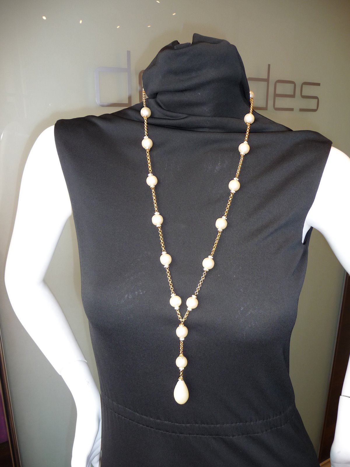 [CHANEL+PEARLS+WITH+CRYSTAL+TRIM+AND+LARGE+DROP+28+INCH+CHAIN+WITH+4+INCH+DROP.JPG.JPG]