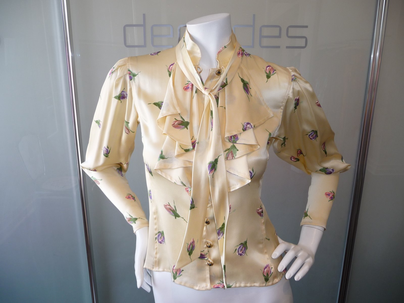 [EMANUEL+UNGARO+PARALLELE+DEADSTOCK+BLOUSE+MARKED+SIZE+4+CREAM+WITH+PURPLE+AND+PINK+ROSES.JPG]
