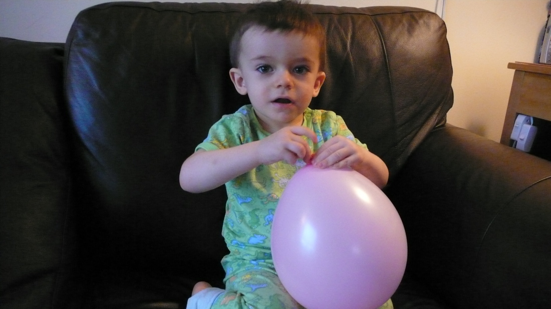 [Zander+and+his+Pink+Balloon.jpg]