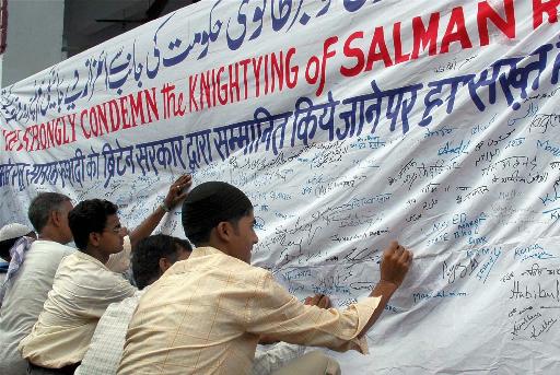 [Muslims+in+Lucknow+sign+banner+protesting+knighthood+to+Rushdie.jpg]
