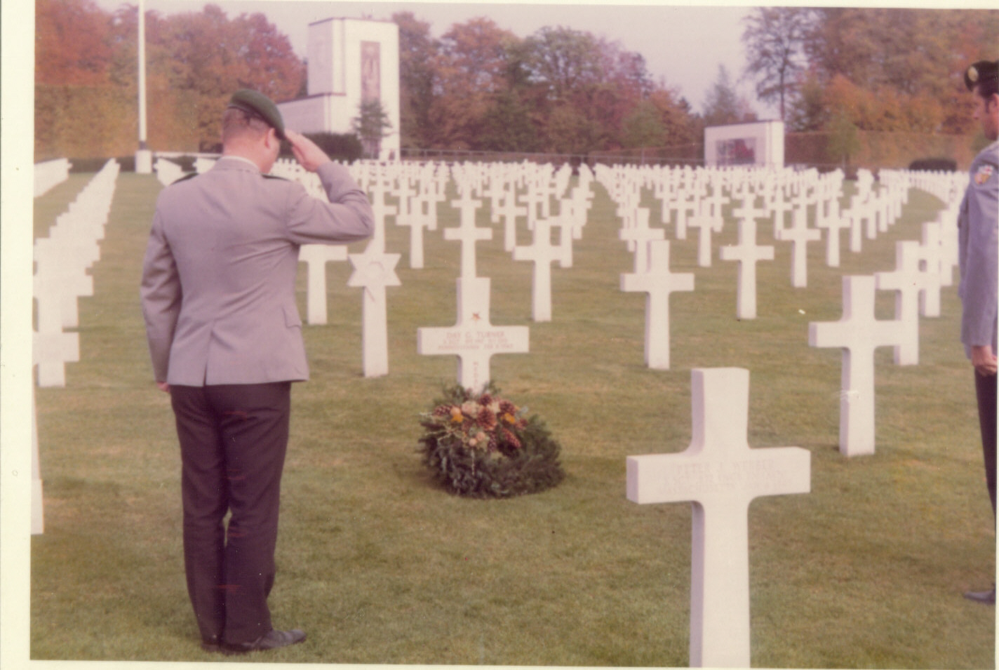 [German-Soldiers-salute-Sgt-Day-G.-Turners-grave.jpg]