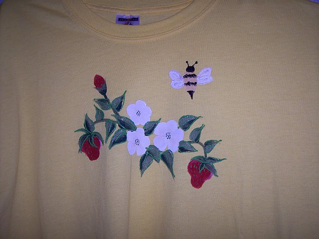 [Strawberries+&+Bee+6-19-07.jpg]