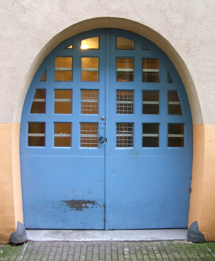 [blue+door.jpg]