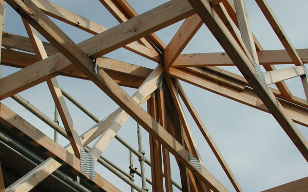 [Prefab_roof_truss_with_nail-plate_(web).jpg]