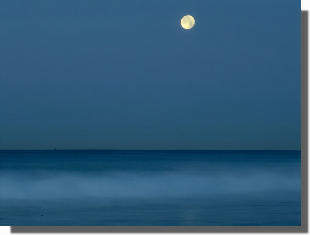 [Full_moon_over_calm_ocean.jpg]