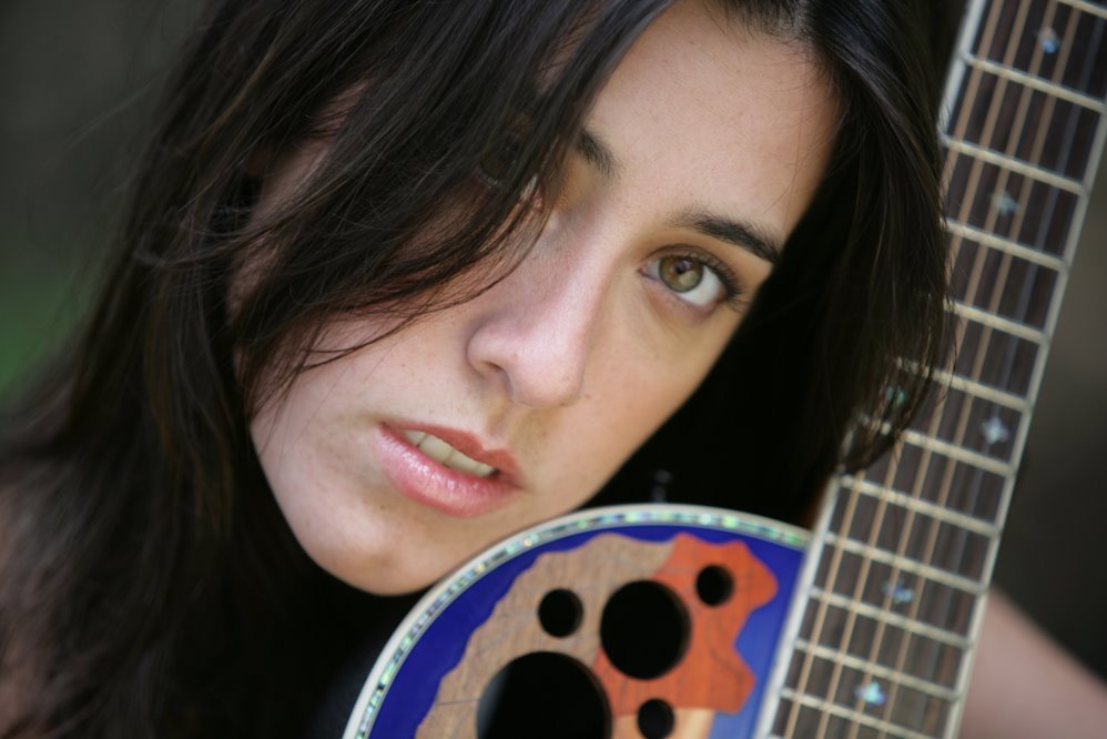 [Mariana+Vega+close+up+guitarra.jpg]