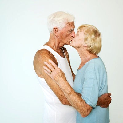 [senior+couple+kissing.jpg]