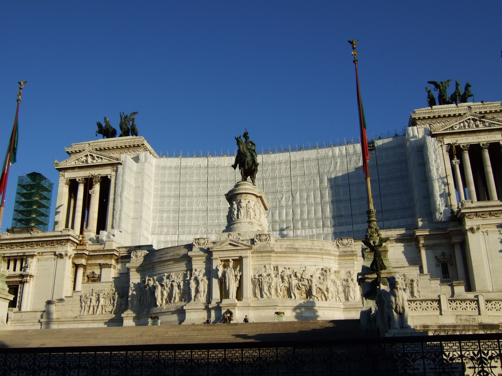 [Rome--Victor+Emmanuel+Monument+II.JPG]
