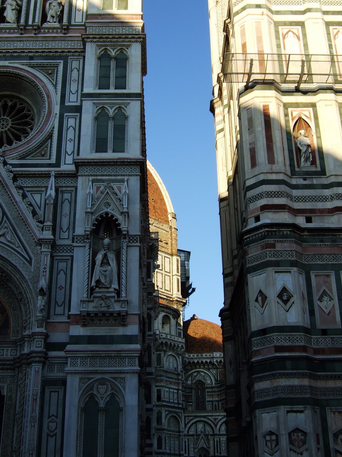 [Florence--Duomo+glimpse.JPG]