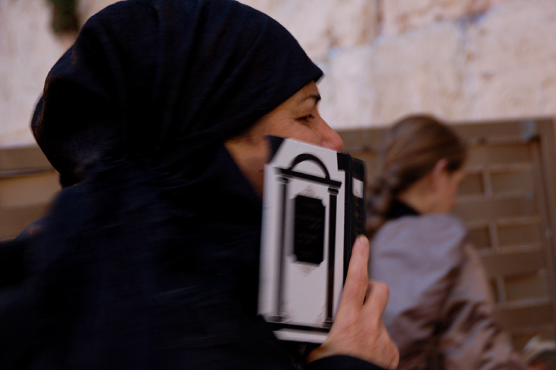 [arab+woman+at+wall.jpg]