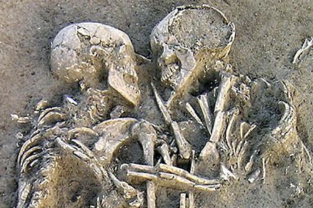 [6000-åriga+skelett+kramades+i+graven.jpg]