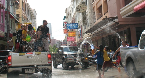 I am quite happy that the Songkran H2O throwing entirely lasts  Bangkok Map; Songkran inwards Phuket - Apr 13th 2007