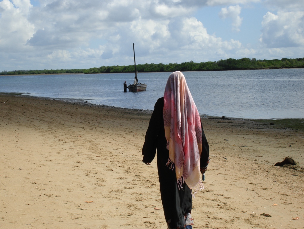 [Lamu+2007+-+woman+beach+-+compressed.jpg]