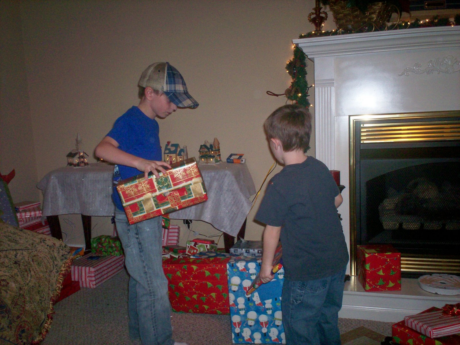 [bub+and+noah+handing+out+presents.jpg]