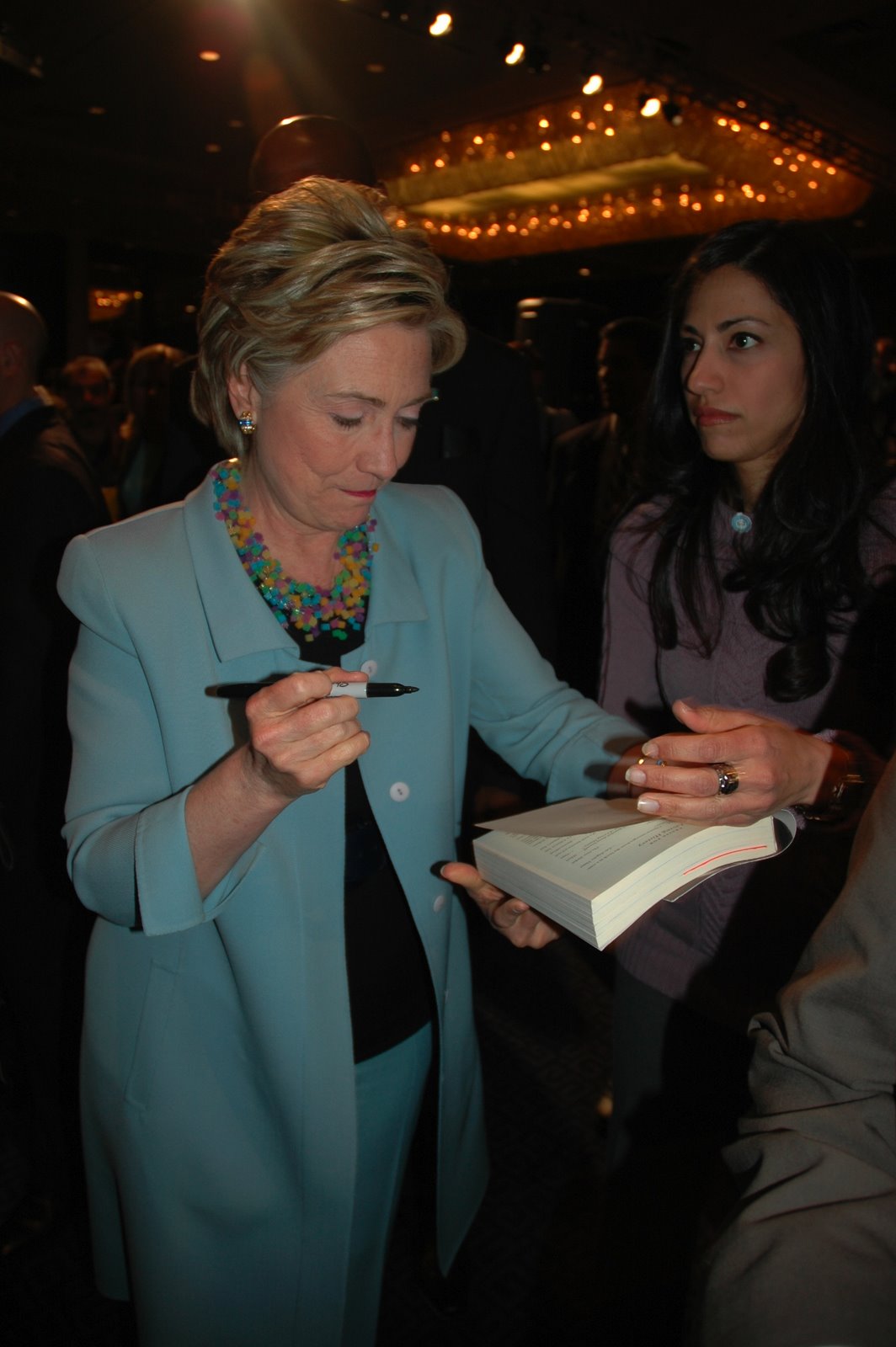 [Hillary+Clinton+Sheraton+21,+Hillary+skriver+autograf.JPG]