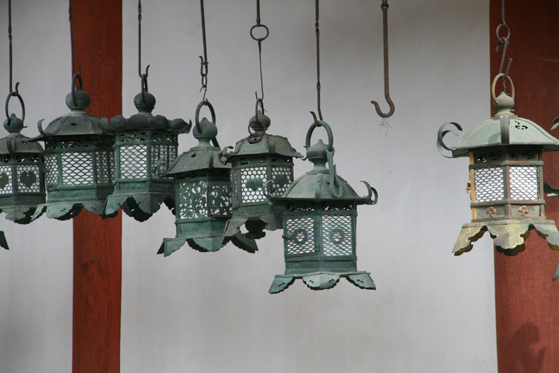 [hanging-lanterns-in-bronze.jpg]