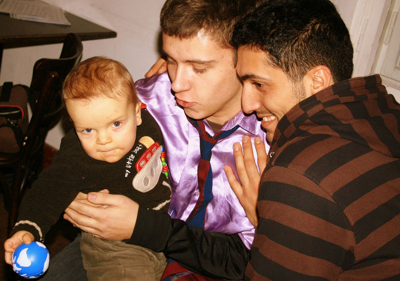 [800px-Male_Couple_With_Child-02.jpg]