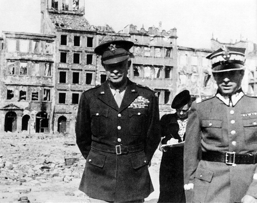 [General_Dwight_Eisenhower_in_Warsaw,_1945.jpg]