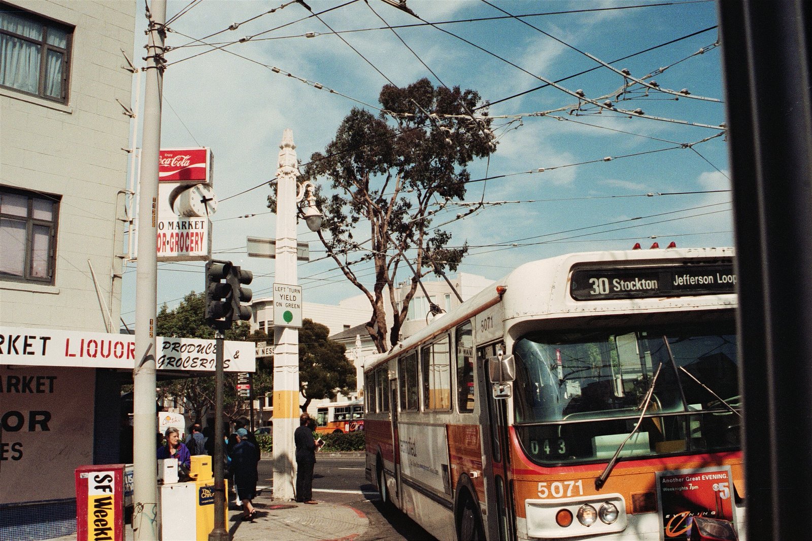 [US-CA-San-Francisco-by-bus-001-electric-trolley-bus-power-cables-overhead-bus-has-orange-red-white-livery-DHD.jpg]