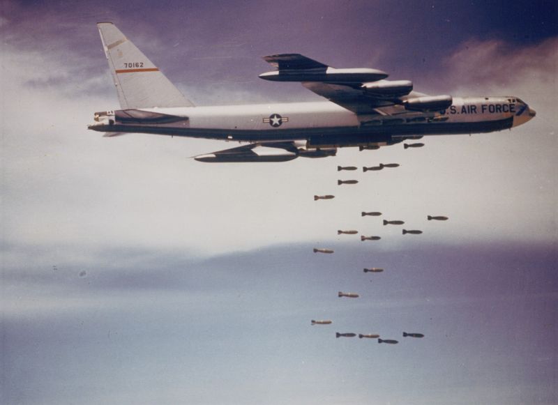 [510+B-52_dropping_bombs.jpg]