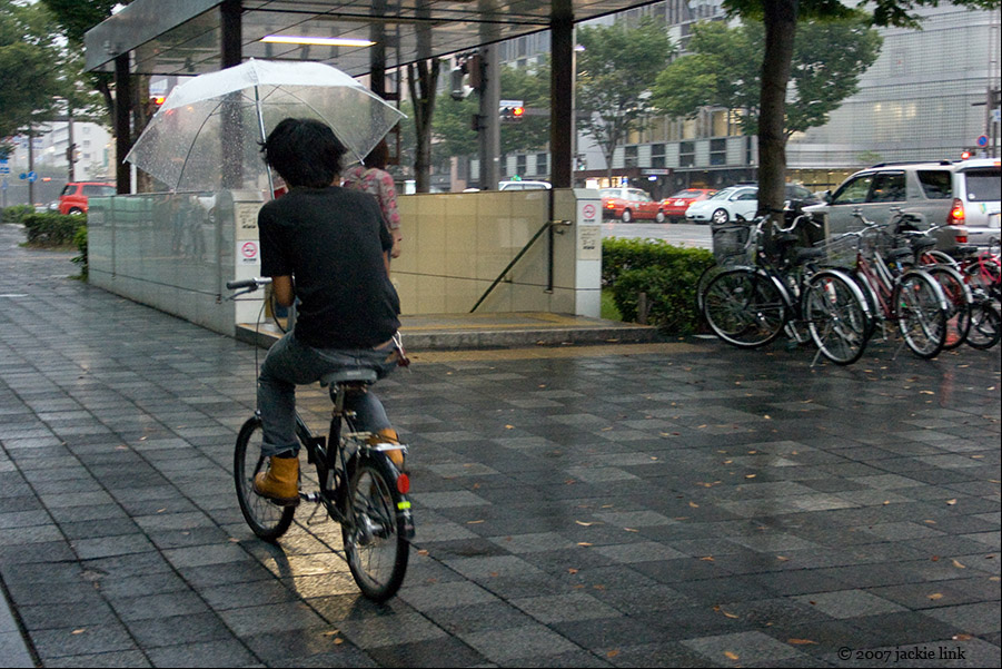 [Japan-Kyoto-cyclist+with+umbrella.jpg]