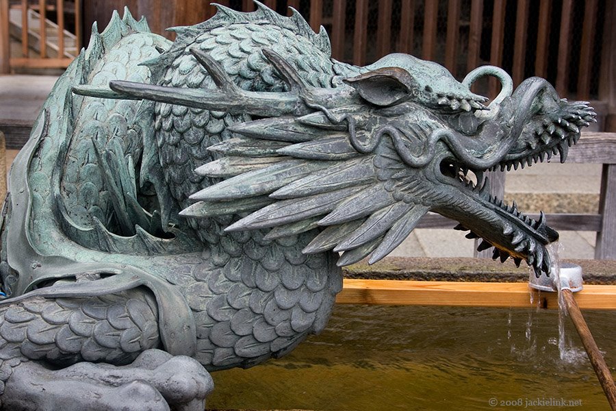 [Japan-Kyoto-dragon+fountain.jpg]