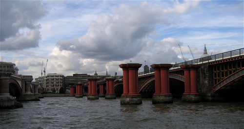 [london+red+pillars.JPG]