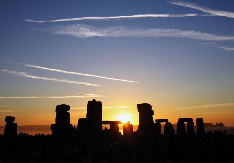 [The+sun+rising+over+Stonehenge+on+the+summer+solstice+on+21+June+2005.jpg]