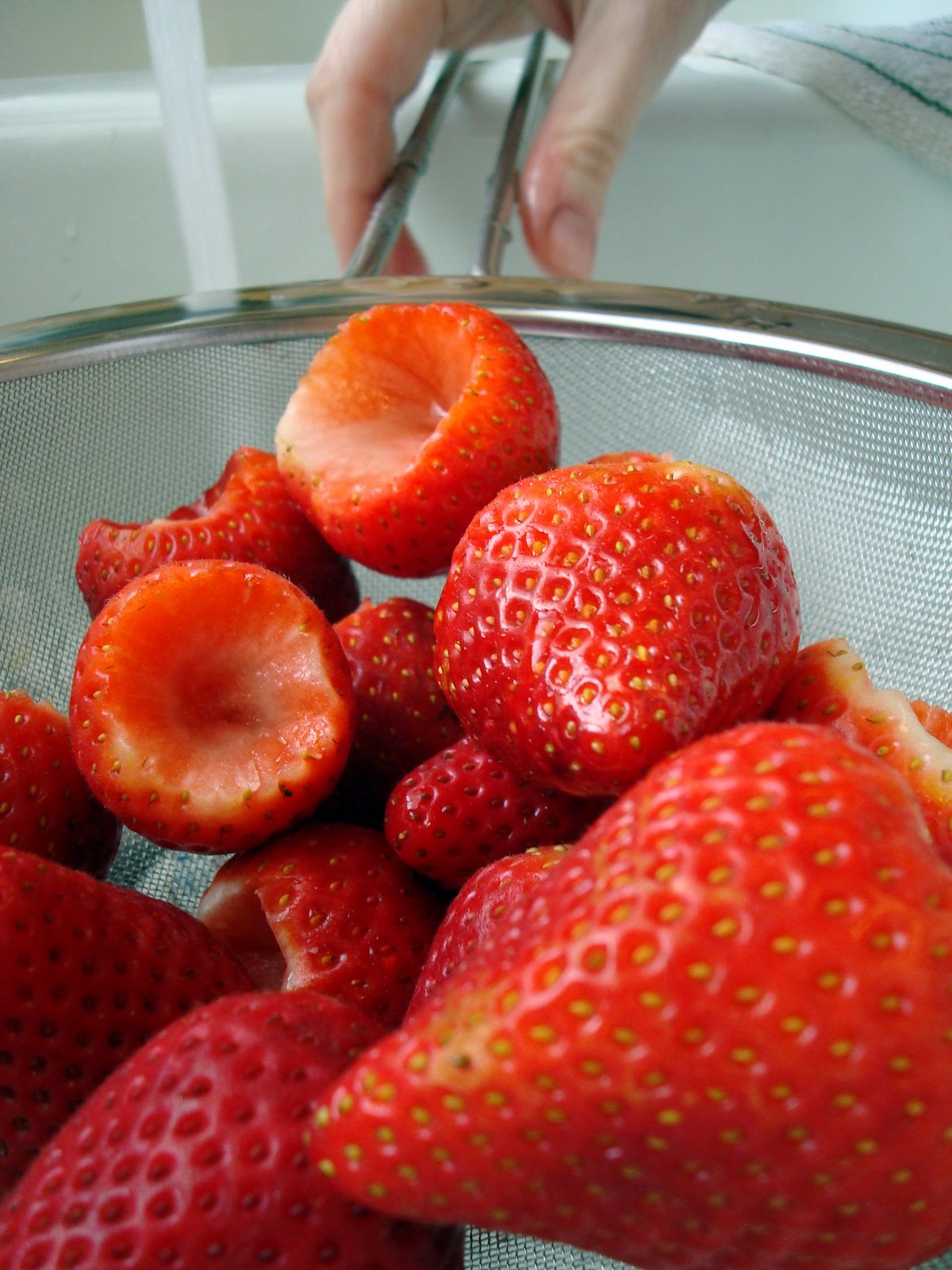 [blog+fruit+pizza+strawberries.jpg]