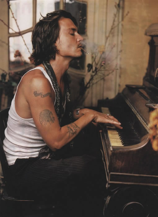 [Johnny+Depp+-+Playing+piano+(08-03).jpg]