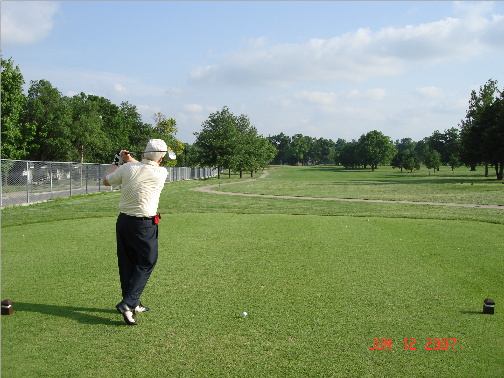 [Dad+practice+swing+on+#2+email+size.jpg]