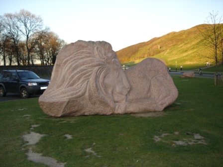 [Sandstone+lion+outside+Holyrood+palace.JPG]