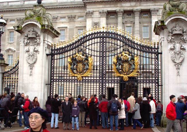 [Buckingham+Palace+FrontGate.jpg]