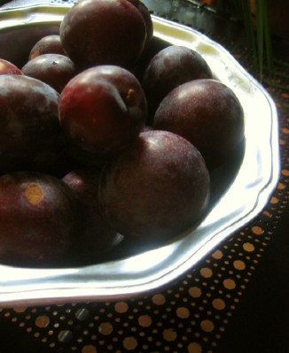 [plums-in-armetale-bowl.jpg]