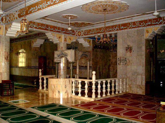 [The-interior-of-the-Masjid+imam+haddad.jpg]