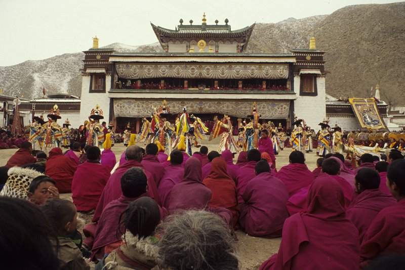 [tibet-maskentänze-losar.jpg]
