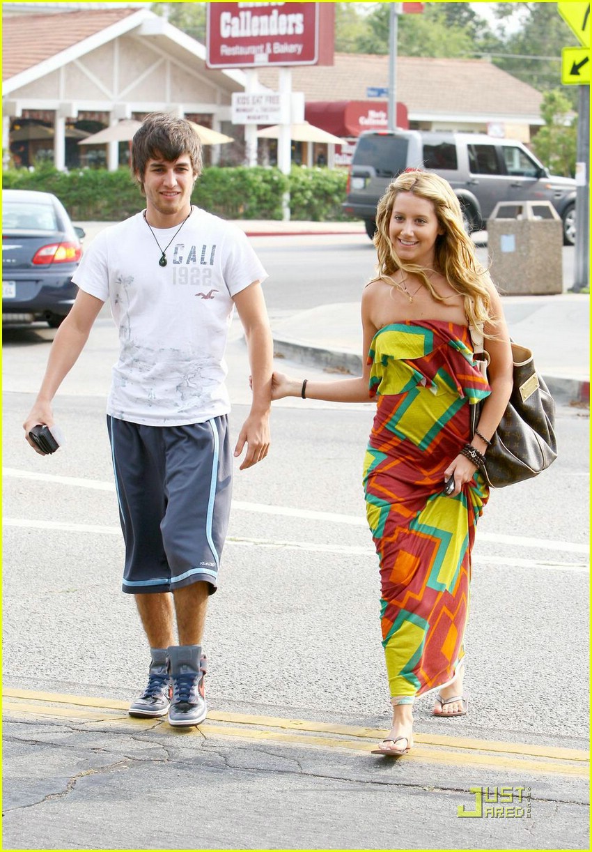 [AshleyTisdale.and+her+boyfriend+Jared+Murillo+grab+lunch+at+one+of+their+favorite+eateries,+Patys+Restaurant,+in+Toluca+Lake,+Calif09.07.08(justjared).JPG]
