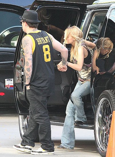 [JoelMadden.pulled+on+his+Kobe+Bryant+jersey+and+grabbed+Nicole's+hand+to+join+the+likes+of+David+Beckham+and+Matt+Damon+at+the+Lakers+game67(popsugar).JPG]